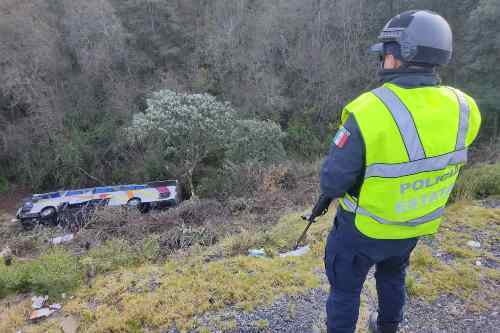 Volcadura de autobús en la México-Puebla deja un fallecido y 16 heridos